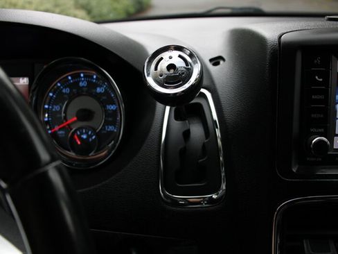 Used 2014 Chrysler Town & Country Touring image 8