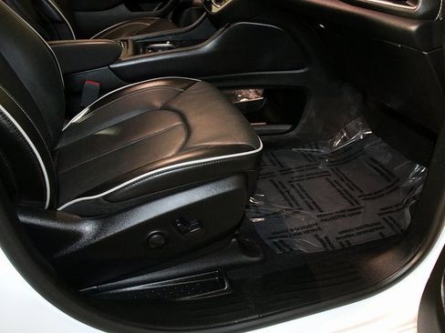 Used 2025 Chrysler Pacifica Limited image 33