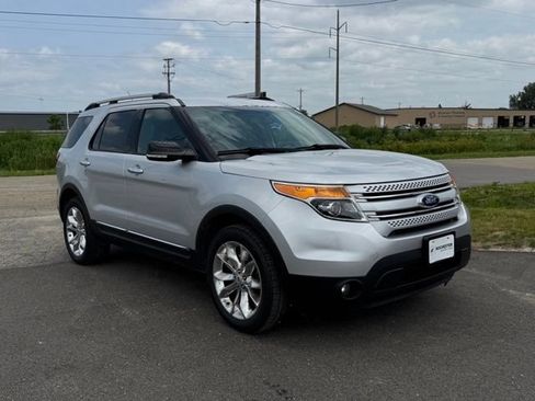 Used 2015 Ford Explorer XLT w/ Equipment Group 202B AWD/4WD image 39