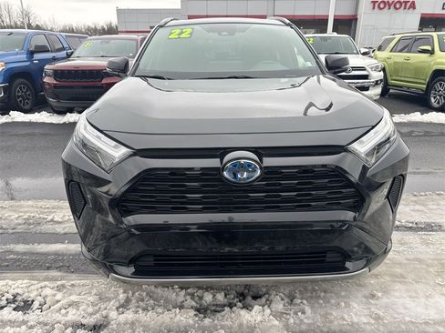 Used 2022 Toyota RAV4 SE image 3