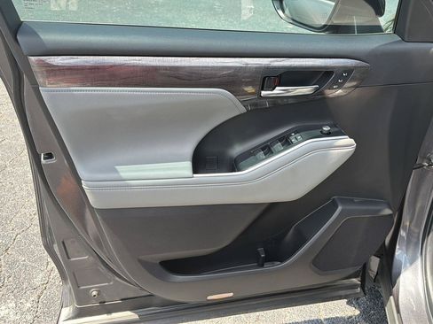 Used 2022 Toyota Highlander Platinum AWD/4WD image 17