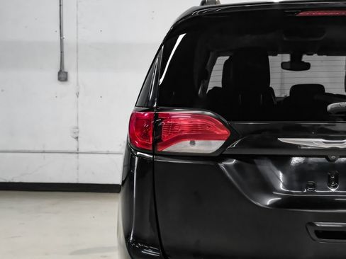 Used 2017 Chrysler Pacifica Touring-L FWD image 45