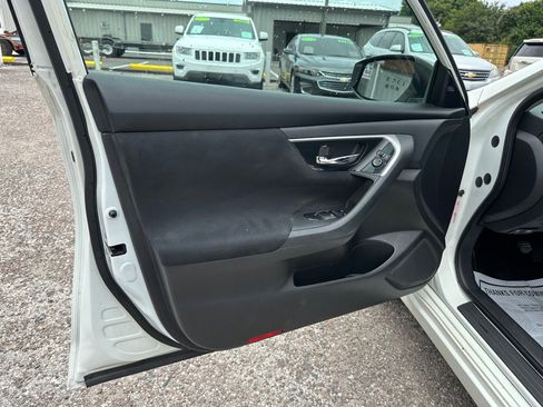 Used 2014 Nissan Altima 2.5 SV w/ Convenience Package FWD image 11