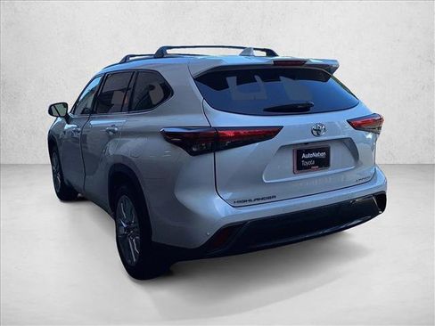 Used 2023 Toyota Highlander Limited FWD image 6