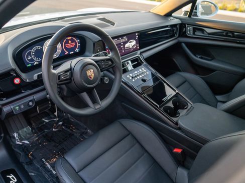 Certified 2025 Porsche Panamera 4 image 4