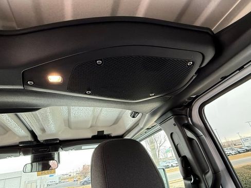 Used 2025 Jeep Gladiator Sport image 39