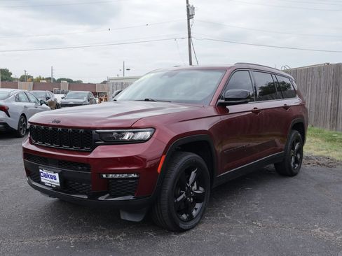 Used 2023 Jeep Grand Cherokee L Limited w/ Black Appearance Package AWD/4WD image 3