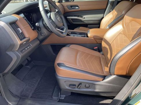 Used 2024 Nissan Pathfinder Platinum image 19