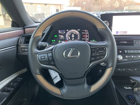 Used 2025 Lexus ES 300h w/ Luxury Package image 18