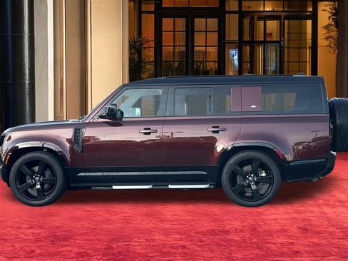 Used 2023 Land Rover Defender 130 X-Dynamic SE image 3