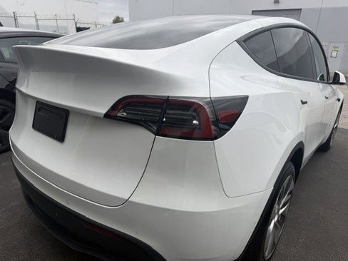 Used 2022 Tesla Model Y Long Range AWD/4WD image 8