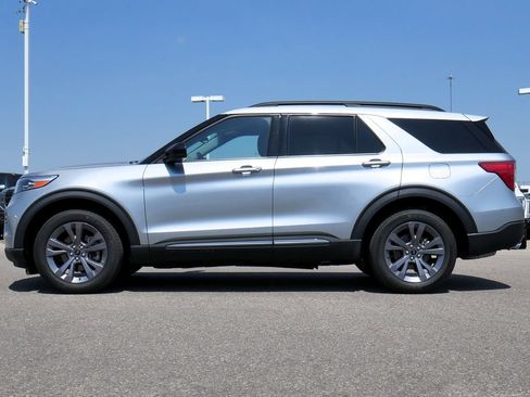 Used 2023 Ford Explorer XLT w/ Equipment Group 202A AWD/4WD image 3
