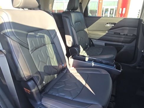 New 2026 Nissan Pathfinder Platinum image 33