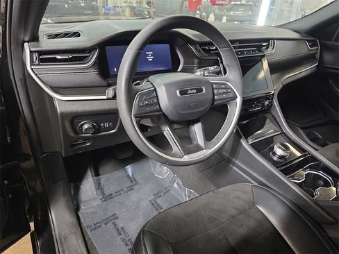 Used 2023 Jeep Grand Cherokee L Laredo image 16