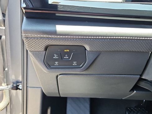 Used 2024 Volkswagen Atlas Cross Sport SE FWD image 18