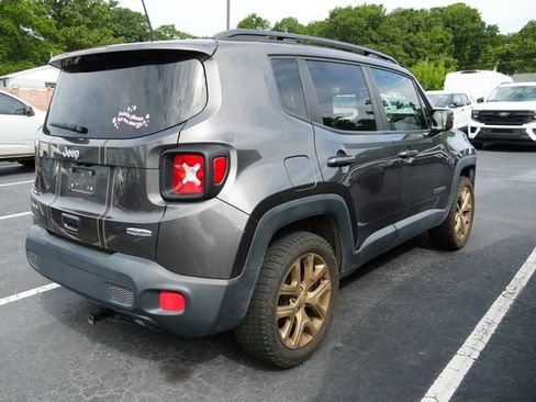 Used 2018 Jeep Renegade Latitude w/ Popular Equipment Group AWD/4WD image 9
