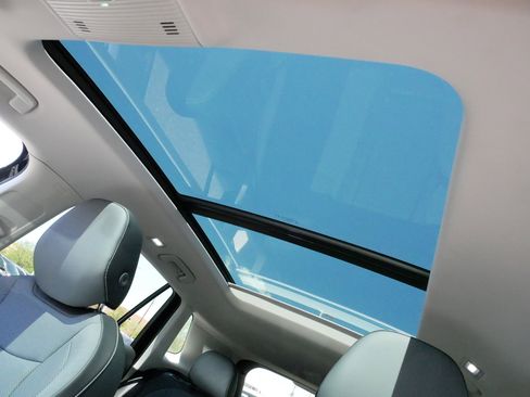 Certified 2025 Volkswagen Tiguan SE w/ Panoramic Sunroof Package AWD/4WD image 32