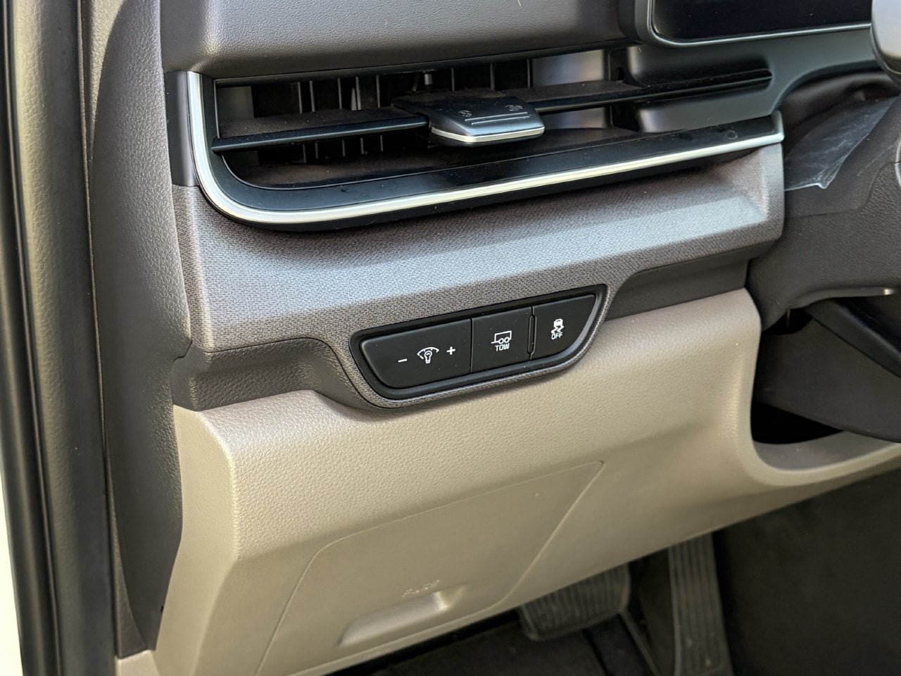 Used 2025 Kia Carnival EX FWD image 8