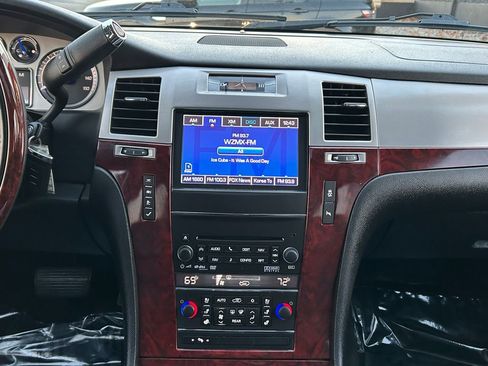 Used 2014 Cadillac Escalade Luxury image 29