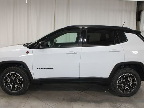 Used 2025 Jeep Compass Trailhawk AWD/4WD image 6