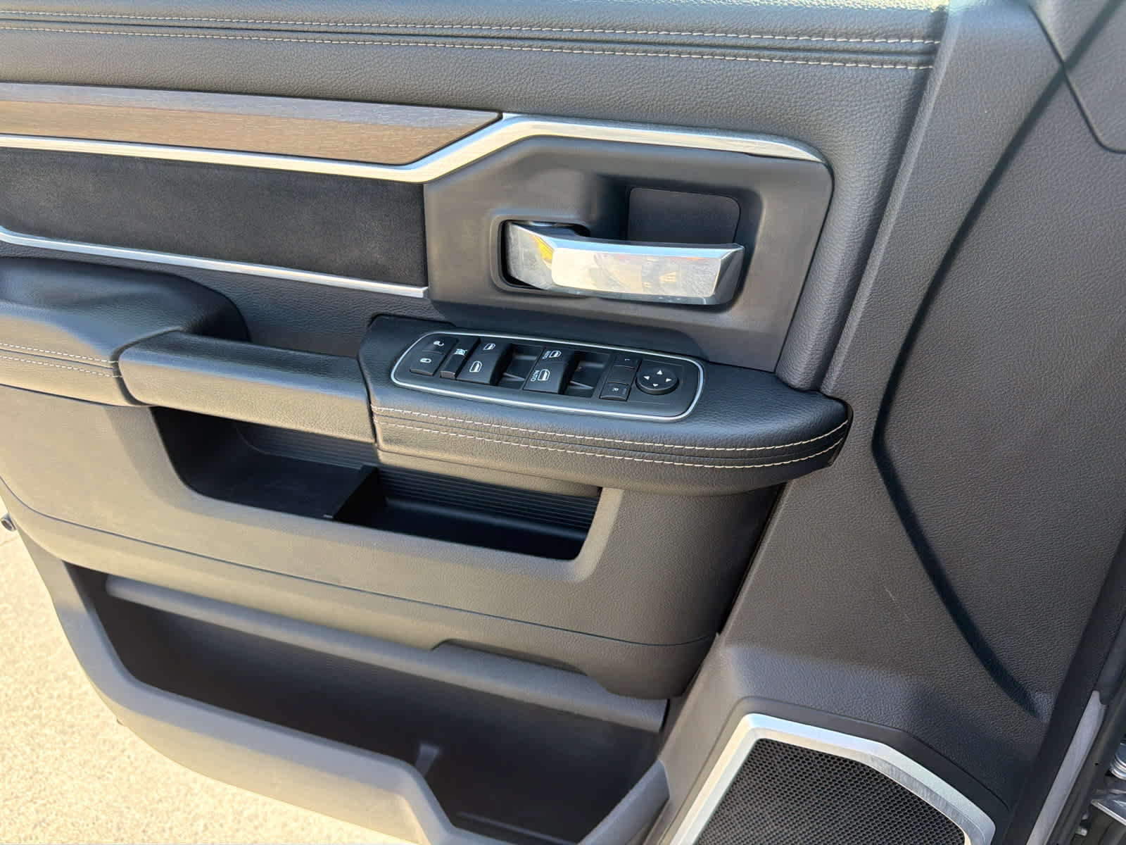 Used 2022 RAM 2500 Laramie AWD/4WD image 16