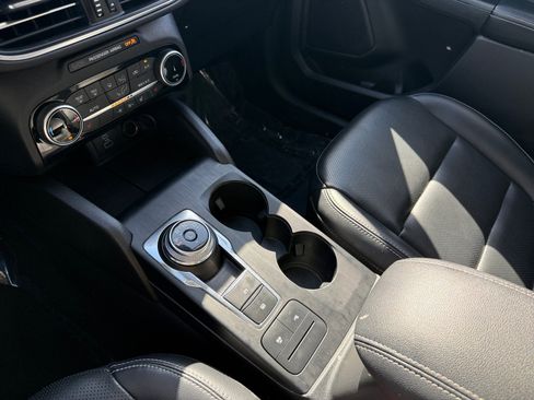 Certified 2022 Ford Escape Titanium AWD/4WD image 13