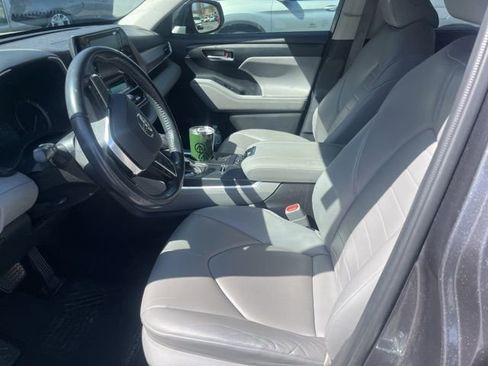 Used 2020 Toyota Highlander XLE image 11