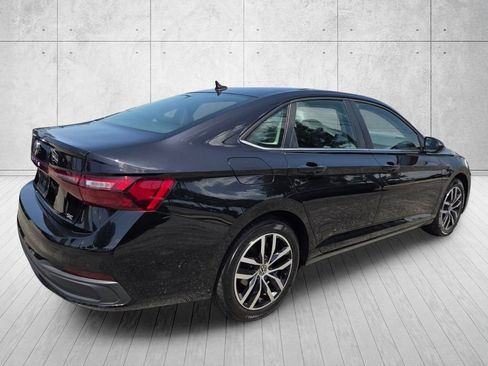 Used 2025 Volkswagen Jetta SE FWD image 4