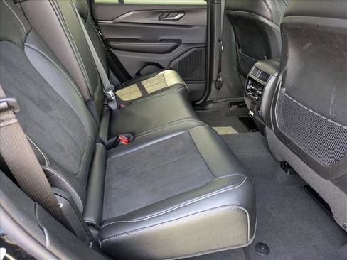 Used 2024 Jeep Grand Cherokee Altitude image 18