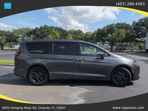 Used 2018 Chrysler Pacifica Touring-L w/ Premium Audio Group FWD image 6