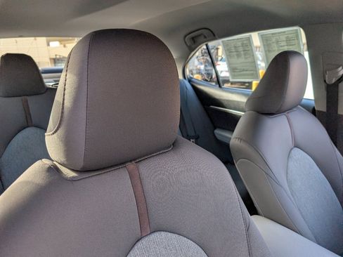 Used 2018 Toyota Camry LE image 3