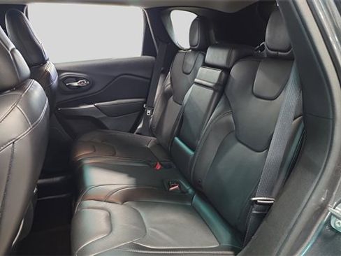 Used 2019 Jeep Cherokee Limited image 18