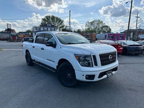 Used 2018 Nissan Titan SV w/ SV Convenience Package AWD/4WD image 2