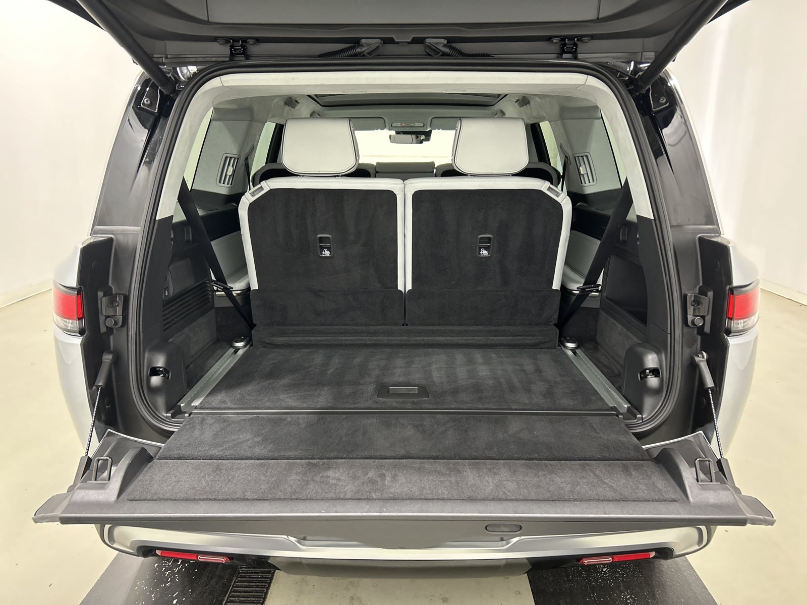 Used 2025 Rivian R1S Adventure Dual AWD/4WD image 15