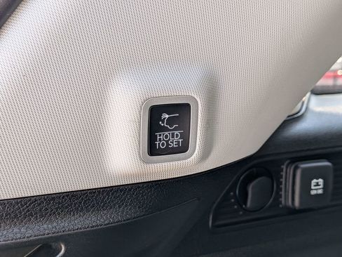 Used 2023 Jeep Grand Cherokee Limited w/ Black Appearance Package AWD/4WD image 9
