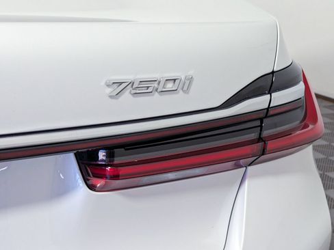 Used 2022 BMW 750i xDrive w/ M Sport Package AWD/4WD image 14