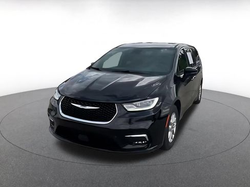 Used 2025 Chrysler Pacifica Select FWD image 6