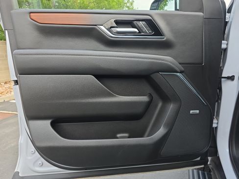 Used 2026 GMC Yukon Denali w/ Sun & Power Step Package AWD/4WD image 9