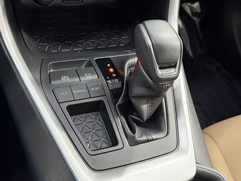 Used 2019 Toyota RAV4 XLE Premium FWD image 23