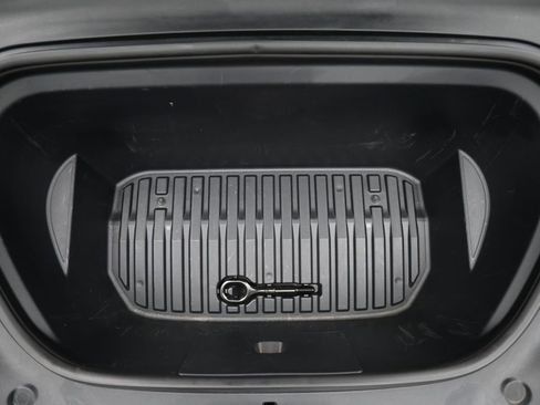 Used 2022 Tesla Model Y Long Range AWD/4WD image 27