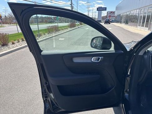 Certified 2025 Volvo XC40 B5 Plus AWD/4WD image 19