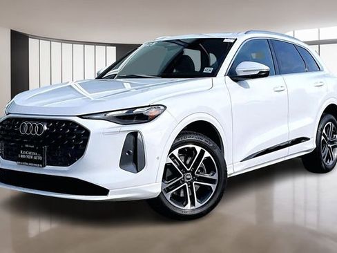 Used 2025 Audi Q5 Premium w/ Convenience Package image 3