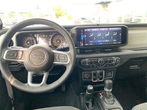 Used 2025 Jeep Wrangler Sahara image 32