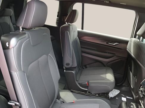 New 2025 Jeep Grand Cherokee L Laredo image 18