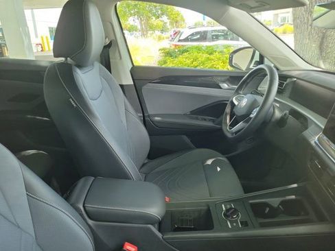 Certified 2025 Volkswagen Tiguan SE FWD image 2