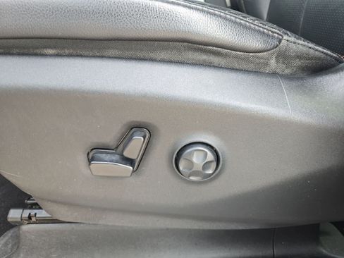 Used 2018 Chrysler Pacifica Touring-L FWD image 15