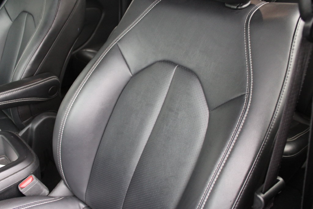 Used 2025 Chrysler Pacifica Select FWD image 10