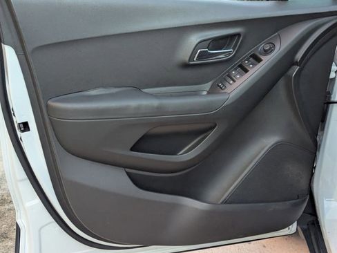 Used 2017 Chevrolet Trax LS FWD image 5