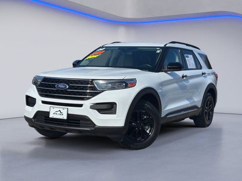 Used 2020 Ford Explorer XLT image 2