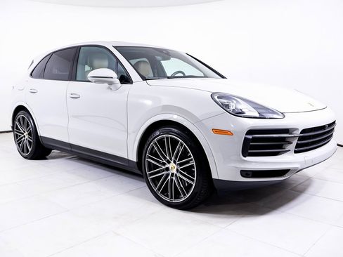 Certified 2023 Porsche Cayenne Platinum Edition image 27